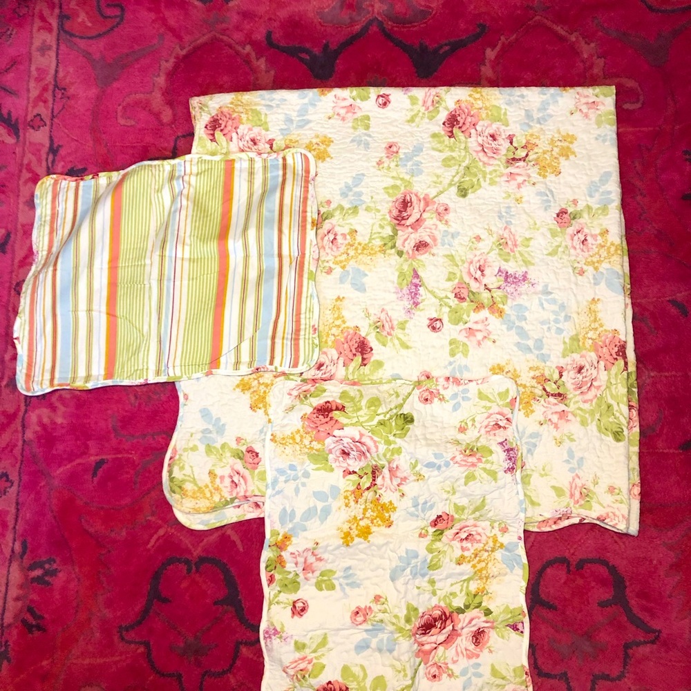 🌹Queen Bedspread & 2 pillow shams🌹